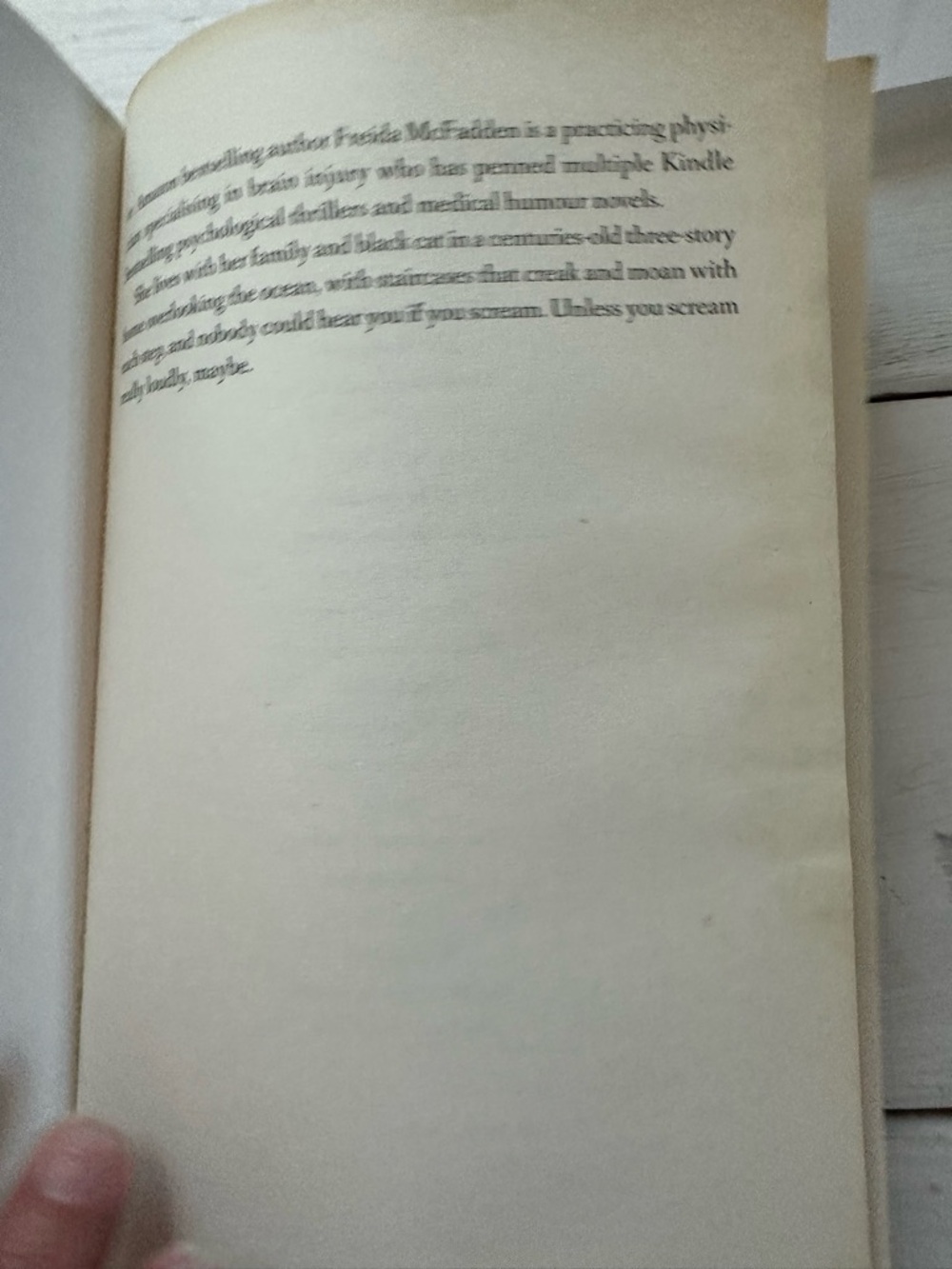 The Housemaid's Secret by Freida McFadden - Red Cover Thriller - Picture 5 of 6